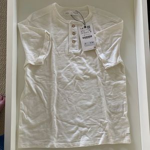 Zara boys crew neck short sleeved Henley shirt in cream/off white. Size 8. NWT